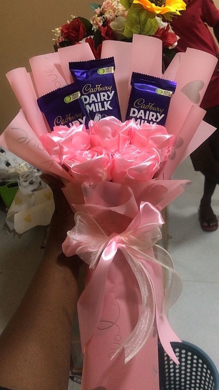 Pacote Aniversário de Namoro (50 flores + caixa de chocolates + mensagem personalizada)